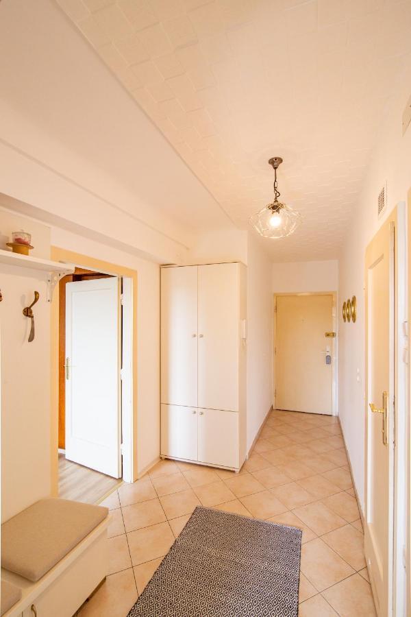 Best Rated Central Apartment Vienna - Ac, Wifi, 24H7Days Self Check-In, Board Games, Netflix エクステリア 写真