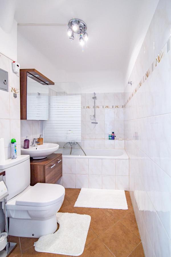 Best Rated Central Apartment Vienna - Ac, Wifi, 24H7Days Self Check-In, Board Games, Netflix エクステリア 写真