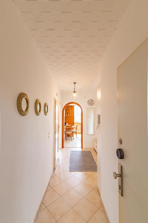 Best Rated Central Apartment Vienna - Ac, Wifi, 24H7Days Self Check-In, Board Games, Netflix エクステリア 写真